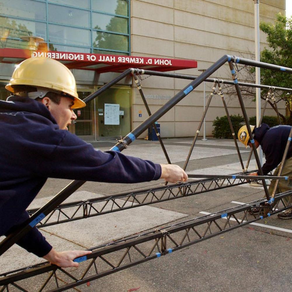 学生们在amjs澳金沙门的工程大楼外建造了一座铁桥